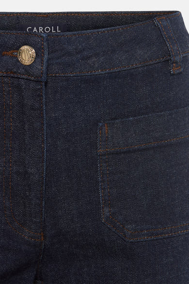 Jean évasé bleu foncé de CAROLL, avec bouton doré et poche plaquée.