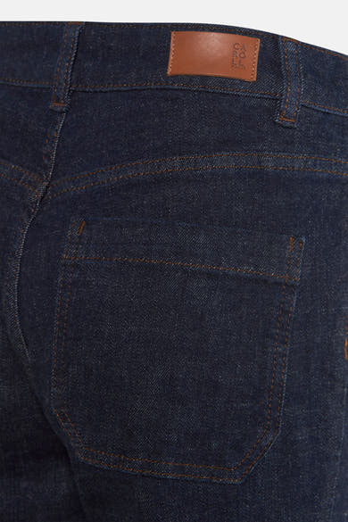 CAROLL donkerblauwe uitlopende jeans, achterzakdetail op onbehandeld denim.