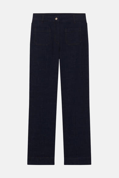 Donkerblauwe uitlopende jeans van CAROLL, met vierkante zakken aan de achterkant en een zilveren knoop op de tailleband.