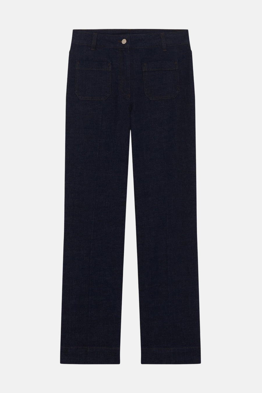 Donkerblauwe uitlopende jeans van CAROLL, met vierkante zakken aan de achterkant en een zilveren knoop op de tailleband.