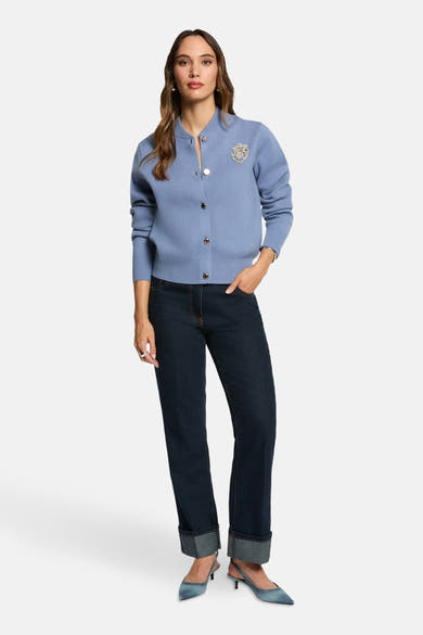 Jean droit bleu foncé de Morgan de Toi avec revers, porté avec un cardigan bleu et des escarpins assortis.
