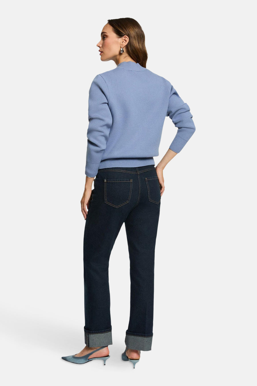 Jean droit bleu foncé Morgan de Toi, avec ourlets retroussés et coutures contrastées, porté avec un pull bleu clair et des escarpins bleus.
