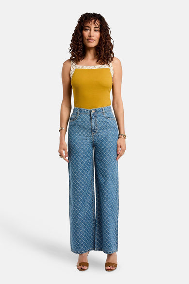 Pantalon en denim bleu moyen de Morgan de Toi, avec motif losanges brodé et coupe évasée.