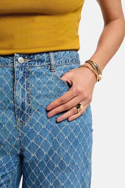 Middelblauwe denim broek van Morgan de Toi, met ruitpatroon en gouden juweeldetails.