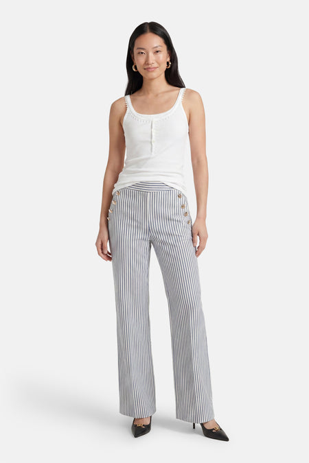 Pantalon de costume à rayures verticales blanches et bleues de Morgan de Toi, taille haute avec boutons dorés décoratifs sur les côtés.