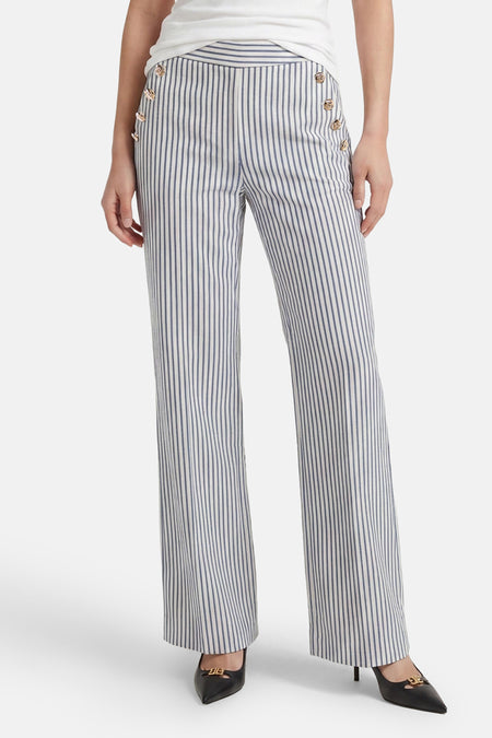 Pantalon de costume multicolore coupe large de Morgan de Toi, rayé blanc et bleu marine, avec boutons dorés.
