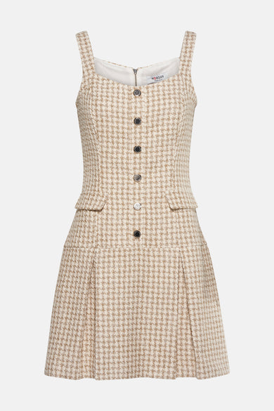 Robe courte écru en tweed de chez Morgan de Toi, avec boutons décoratifs sur le devant et poches plaquées.