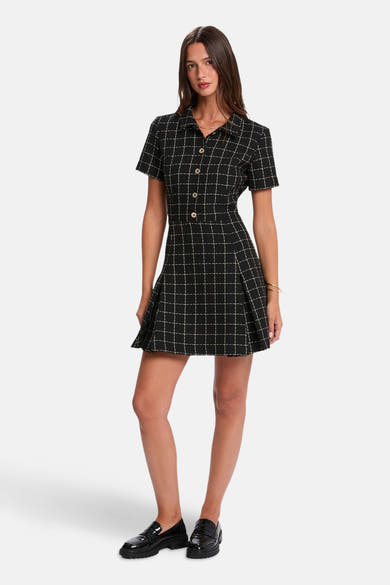 Robe noire à carreaux de Morgan de Toi, boutonnée sur le devant et coupe courte évasée.
