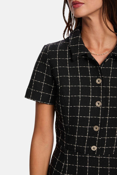 Robe noire à carreaux de Morgan de Toi, avec col tailleur et boutons décoratifs.