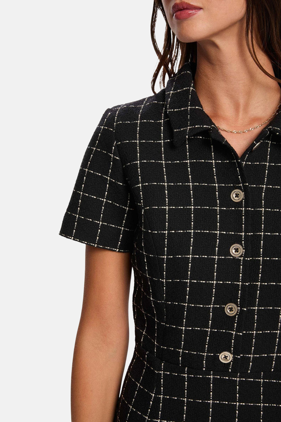 Robe noire à carreaux de Morgan de Toi, avec col tailleur et boutons décoratifs.