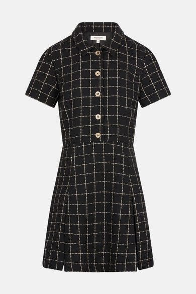 Robe noire à manches courtes de Morgan de Toi, motif quadrillé, coupe ajustée et évasée, boutonnée sur le devant.
