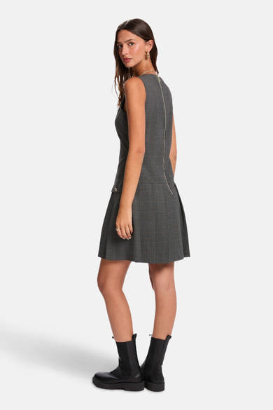 Robe grise quadrillée de Morgan de Toi, avec fermeture éclair apparente au dos et portée avec des bottines noires.
