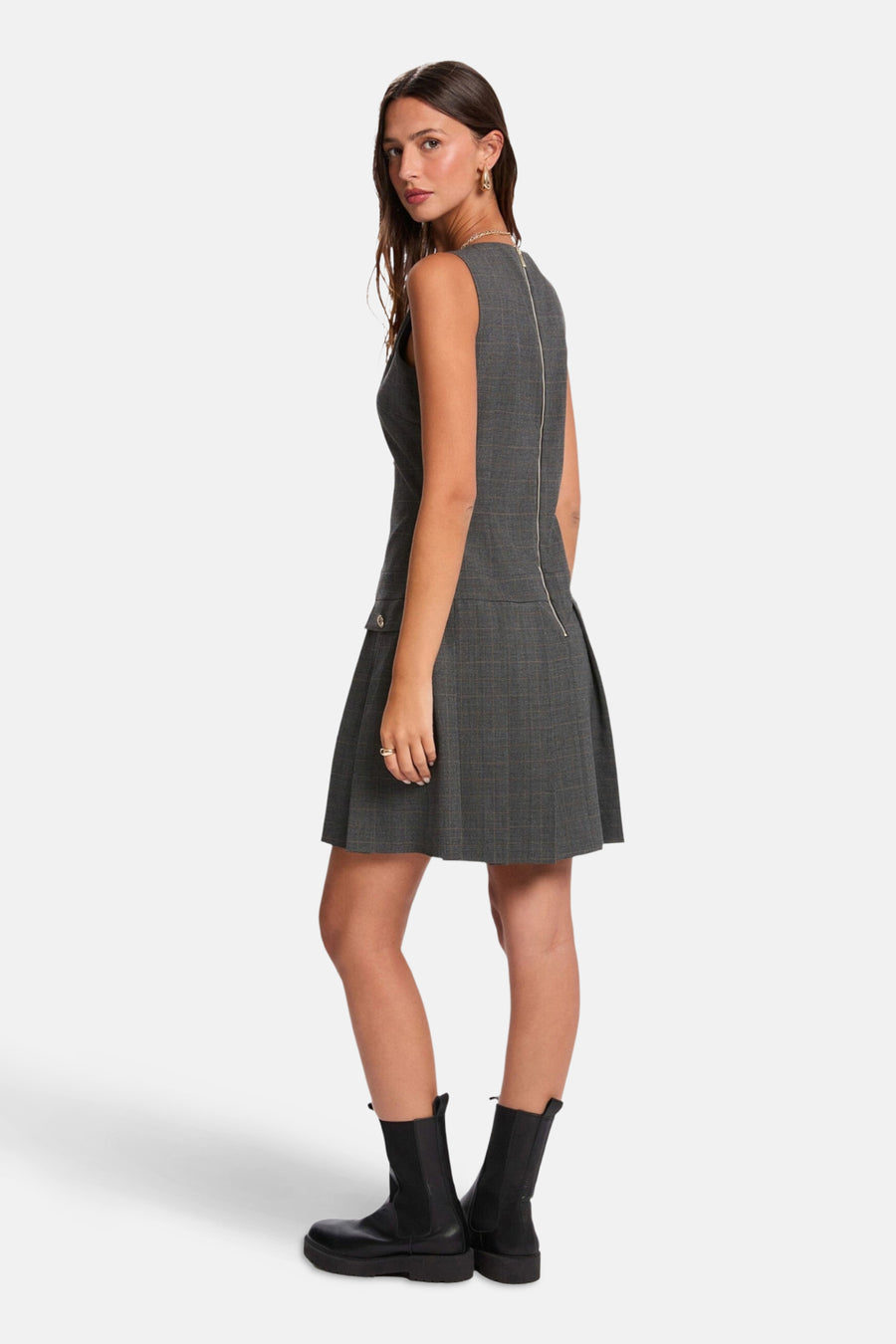 Robe grise quadrillée de Morgan de Toi, avec fermeture éclair apparente au dos et portée avec des bottines noires.
