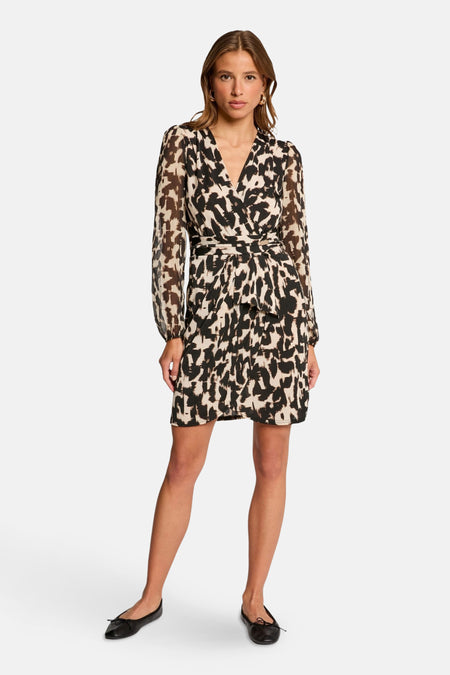 Multikleurige jurk met lange mouwen van Morgan de Toi met zwart en beige abstract patroon, gedragen met zwarte ballerina's.