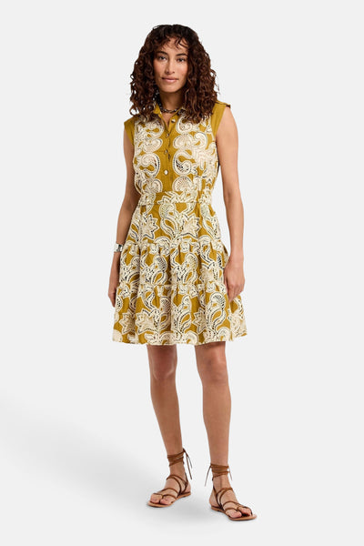Robe jaune à motifs dentelle, de Morgan de Toi, avec une coupe évasée et des sandales à lacets.
