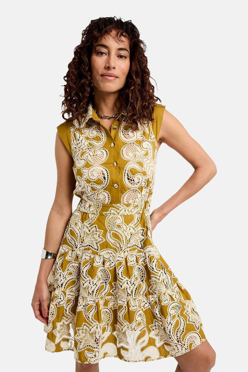 Robe jaune à motifs ajourés par Morgan de Toi, avec col, boutons et coupe courte évasée.