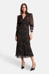 Robe longue multicolore à manches bouffantes de Morgan de Toi avec imprimé abstrait doré et chaussures noires.
