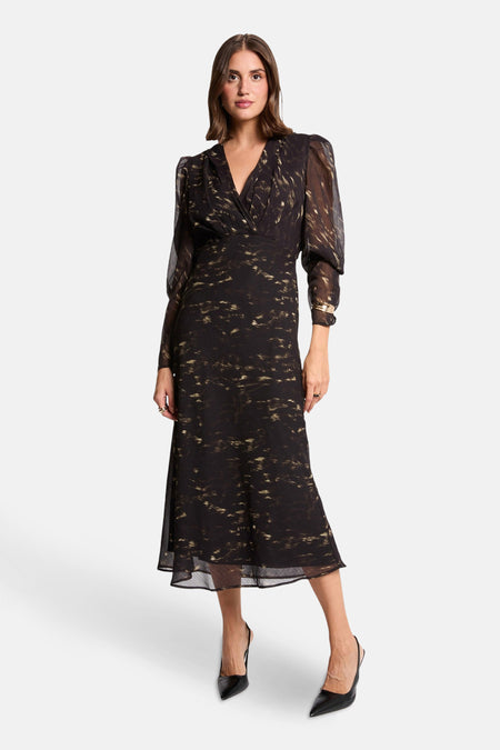 Multikleurige lange jurk met abstract patroon, van Morgan de Toi, met lange mouwen en V-hals.