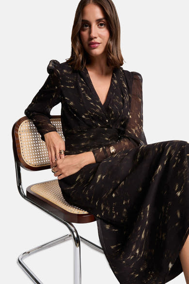 Robe longue multicolore à motif abstrait, par Morgan de Toi, avec manches longues et décolleté en V.
