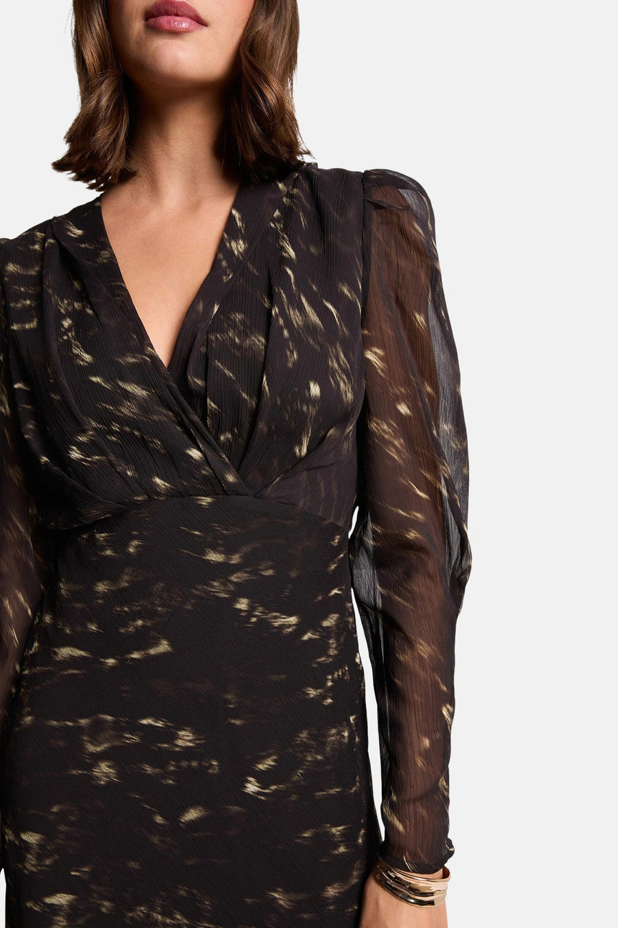 Robe à manches longues multicolore de Morgan de Toi, avec motif abstrait doré et manches transparentes.
