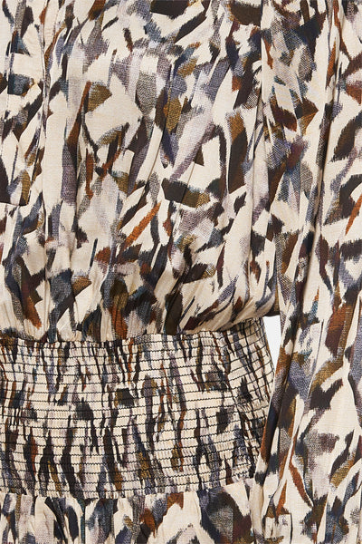 Multikleuren jurk met lange mouwen van Caroll, abstracte print, smocktaille en lange mouwen.