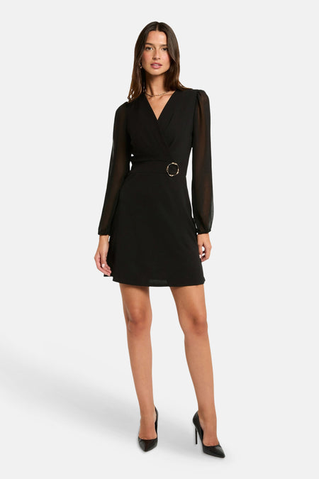 Robe noire Morgan de Toi à manches longues et encolure en V, portée par un mannequin