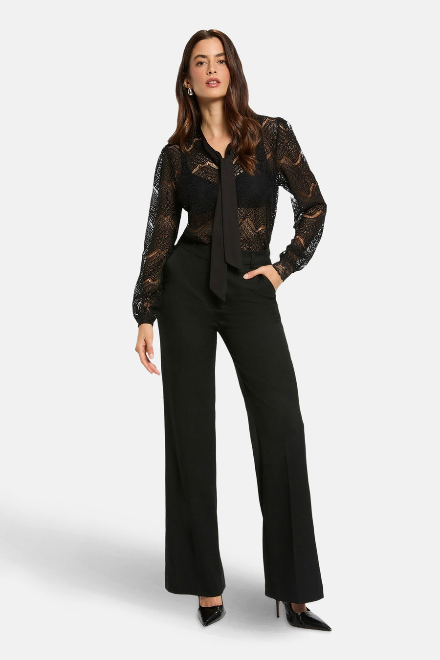 Zwarte blouse met lange mouwen van Morgan de Toi met kantpatroon, gedragen met een zwarte pantalon met hoge taille.