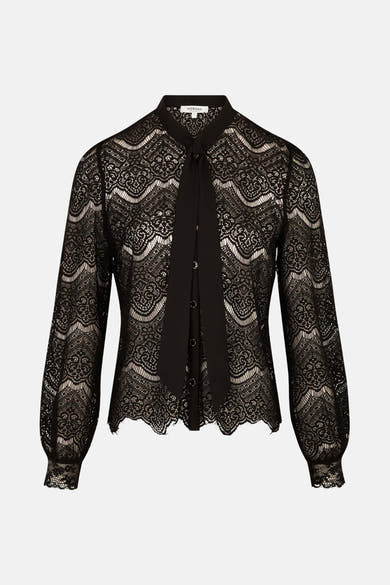 Zwarte blouse met lange mouwen van Morgan de Toi, in bloemenkant met een strik bij de kraag.