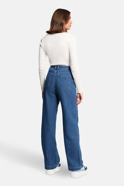 Wit T-shirt met lange mouwen van Morgan de Toi, gedragen met een wijde blauwe jeans.