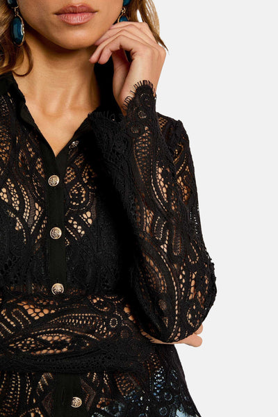 Zwarte blouse met lange mouwen van Morgan de Toi, in doorzichtige kant met gouden knopen.