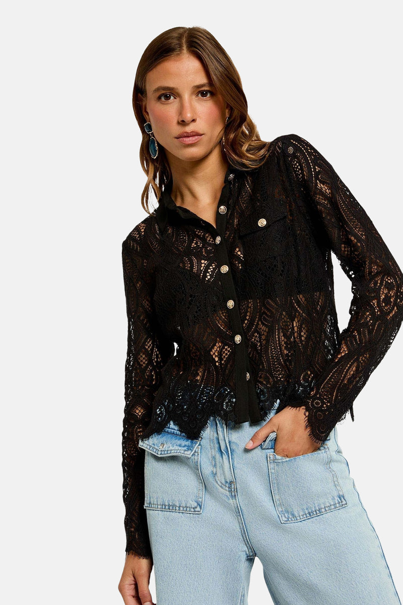 Zwarte blouse met lange mouwen van Morgan de Toi, van doorschijnend kant met gouden knopen, gedragen met een casual spijkerbroek.