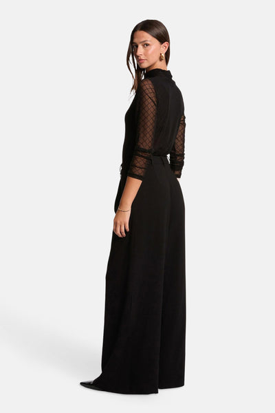Zwarte blouse met lange mouwen van Morgan de Toi, met ruitpatroon en zwarte broek met hoge taille.