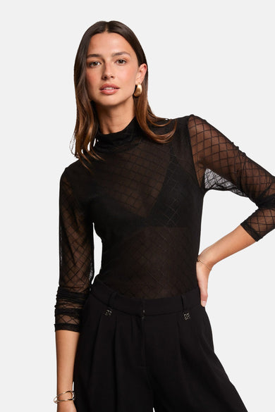Zwarte blouse met lange mouwen van Morgan de Toi, transparant ruitpatroon, gedragen met een zwarte broek.