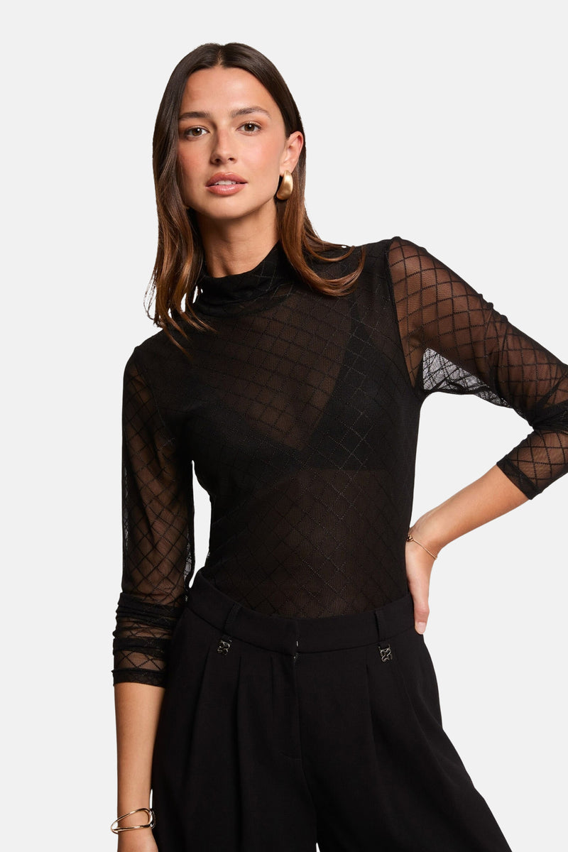 Zwarte blouse met lange mouwen van Morgan de Toi, transparant ruitpatroon, gedragen met een zwarte broek.