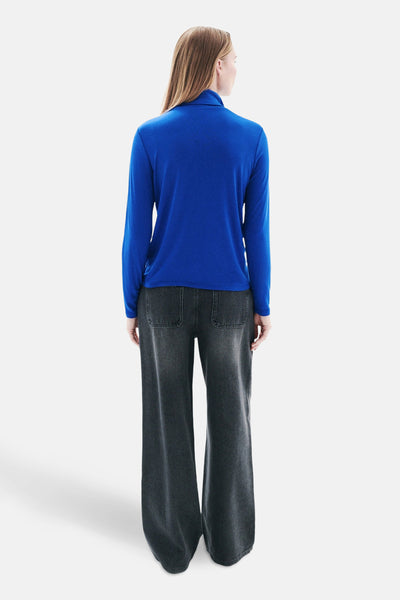 Blauwe T-shirt met lange mouwen van CAROLL, gedragen met een high-waisted flared jeans, achtergezicht.