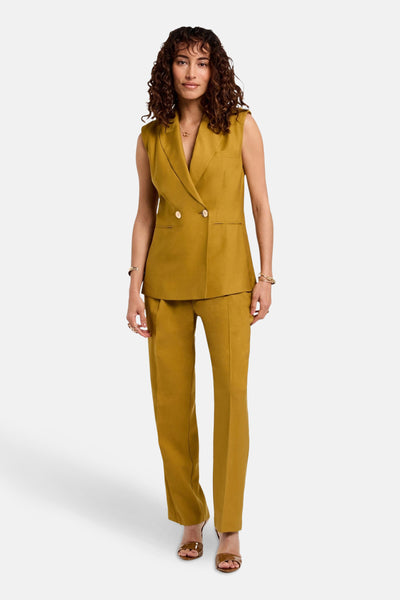 Blazer ocre by Morgan de Toi avec boutons dorés et pantalon assorti.
