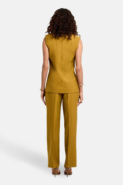 Blazer ocre par Morgan de Toi, avec un pantalon coordonné, vue de dos.