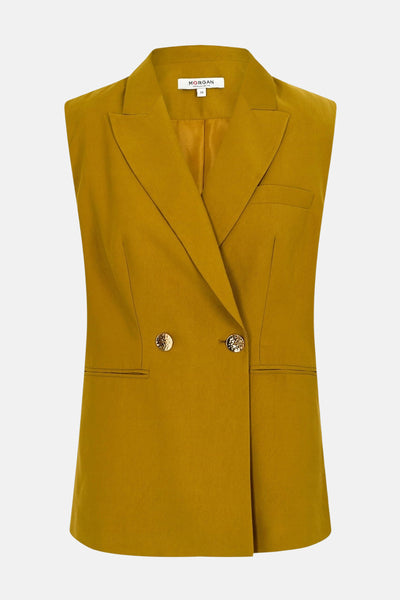 Okerkleurige mouwloze blazer van Morgan de Toi, met gouden knopen en een paspelzak op de borst.