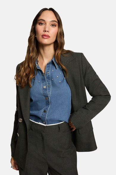 Grijze blazer van Morgan de Toi, subtiel ruitpatroon, getailleerde pasvorm, gedragen met een bijpassende broek.