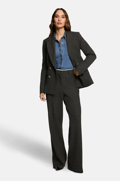 Grijze blazer van Morgan de Toi met een spijkerblouse en een bijpassende broek.