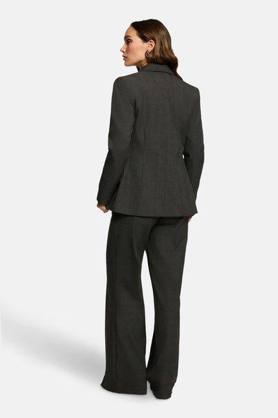 Blazer gris de Morgan de Toi, motif à carreaux discret, coupe ajustée, porté avec un pantalon coordonné.