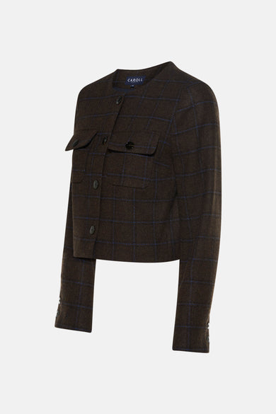 Veste courte marron à carreaux, par CAROLL, avec poches à rabat et boutons noirs.