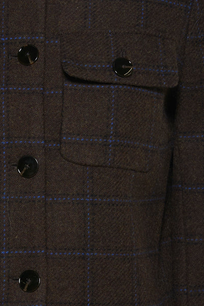 Kort bruin geruit jasje, van CAROLL, met borstzak met knoop en blauw ruitpatroon.