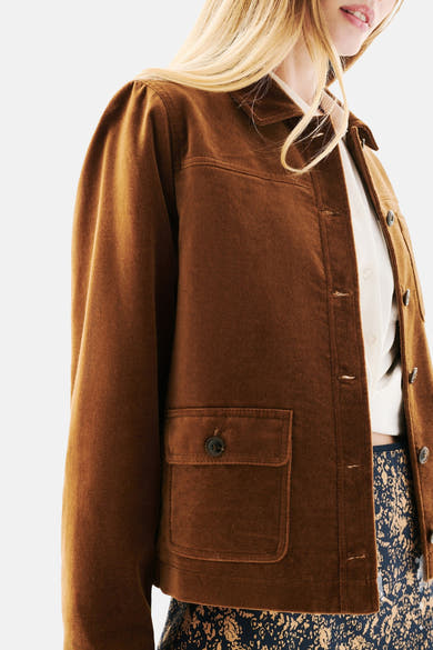 Kort cognac jasje van CAROLL met een klepzak met knoop en blazerdetails.