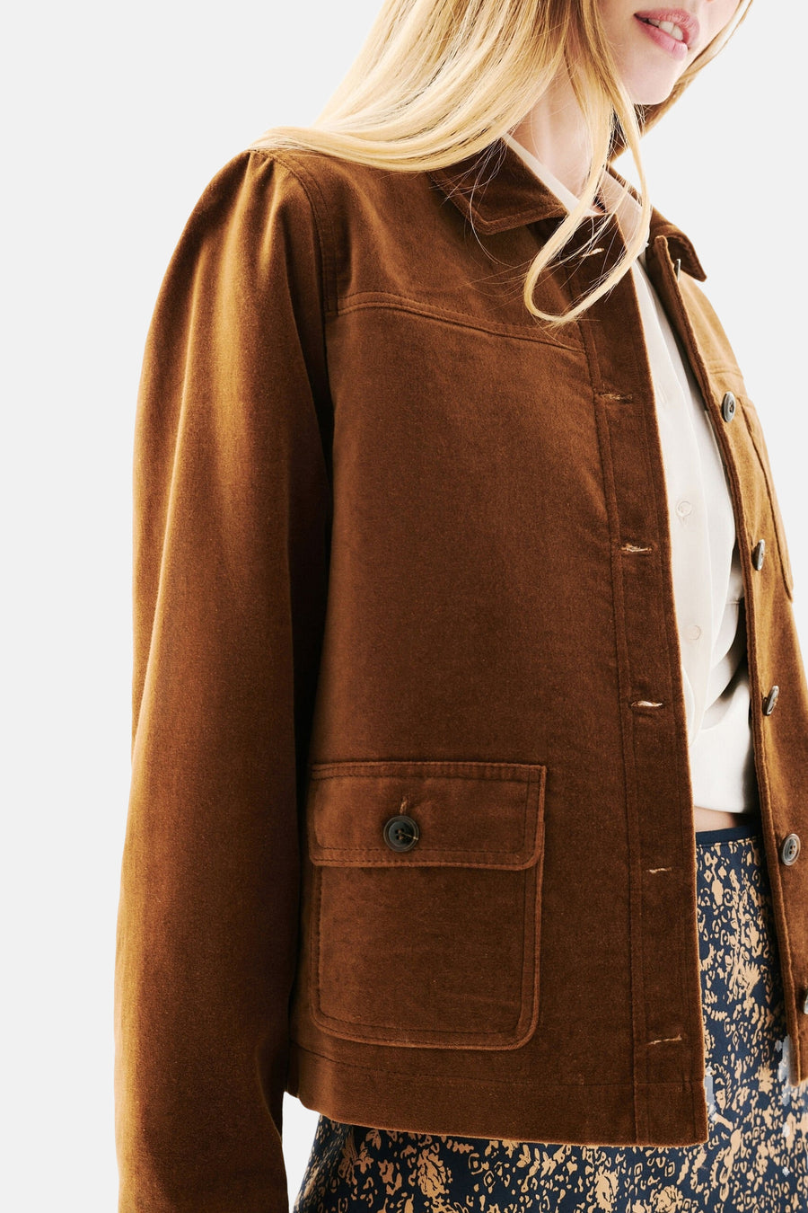Kort cognac jasje van CAROLL met een klepzak met knoop en blazerdetails.