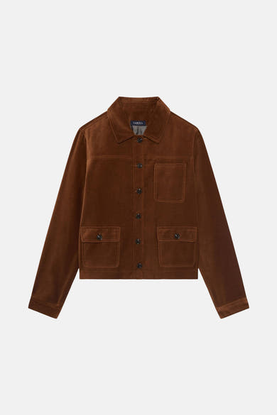 Kort cognac jasje van CAROLL, met knoopbare klepzakken en knoopsluiting.