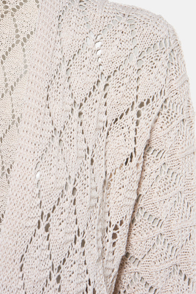 Beige vest van opengewerkt breiwerk van Terra di Siena, gebreide textuur met ruitpatroon.