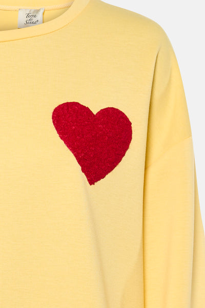 Sweat jaune à col rond de Terra di Siena, orné d'un cœur rouge texturé sur le devant.
