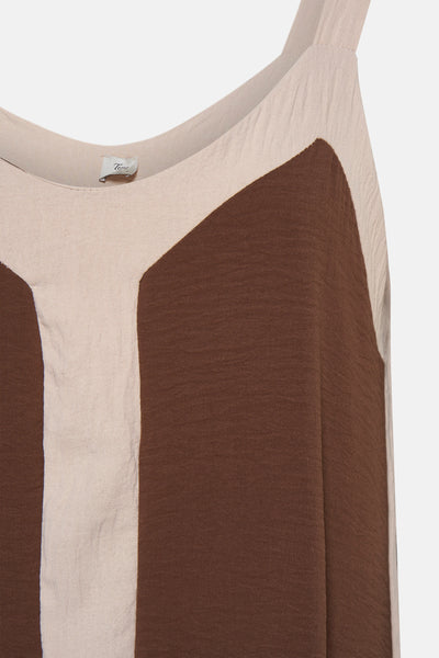 Bruine jurk van Terra di Siena met beige color block patroon en geplooide textuur.