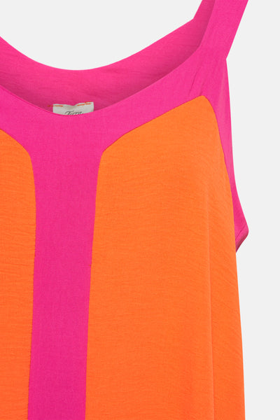 Oranje en fuchsia roze jurk van Terra di Siena, in getextureerde stof met wijde halslijn.